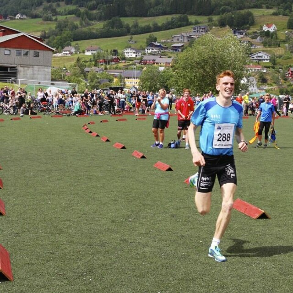 Marius Vedvik med norsk bestenotering på 5 km i Jølster Marius_Vedvik_maal