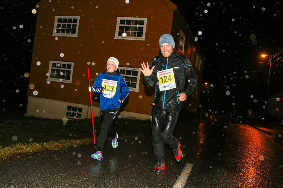 Lærke Orrestad Fykse og Harald Fykse er på vei tilbake til Strandebarm Idrettspark. Lærke Orrestad Fykse og Harald Fykse er på vei tilbake til Strandebarm Idrettspark.