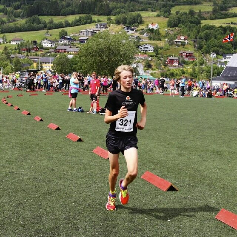 Marius Vedvik med norsk bestenotering på 5 km i Jølster Vetle_Uhre_Hammersvik_5km