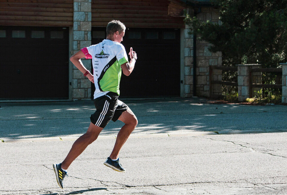 Tim Bennett vektlegger teknikk og stegavvikling når han som 56-åring skal prøve å løpe 1500 m under 5 minutter. (Foto: Birk Skogland) Tim Bennett vektlegger teknikk og stegavvikling når han som 56-åring skal prøve å løpe 1500 m under 5 minutter. (Foto: Birk Skogland)