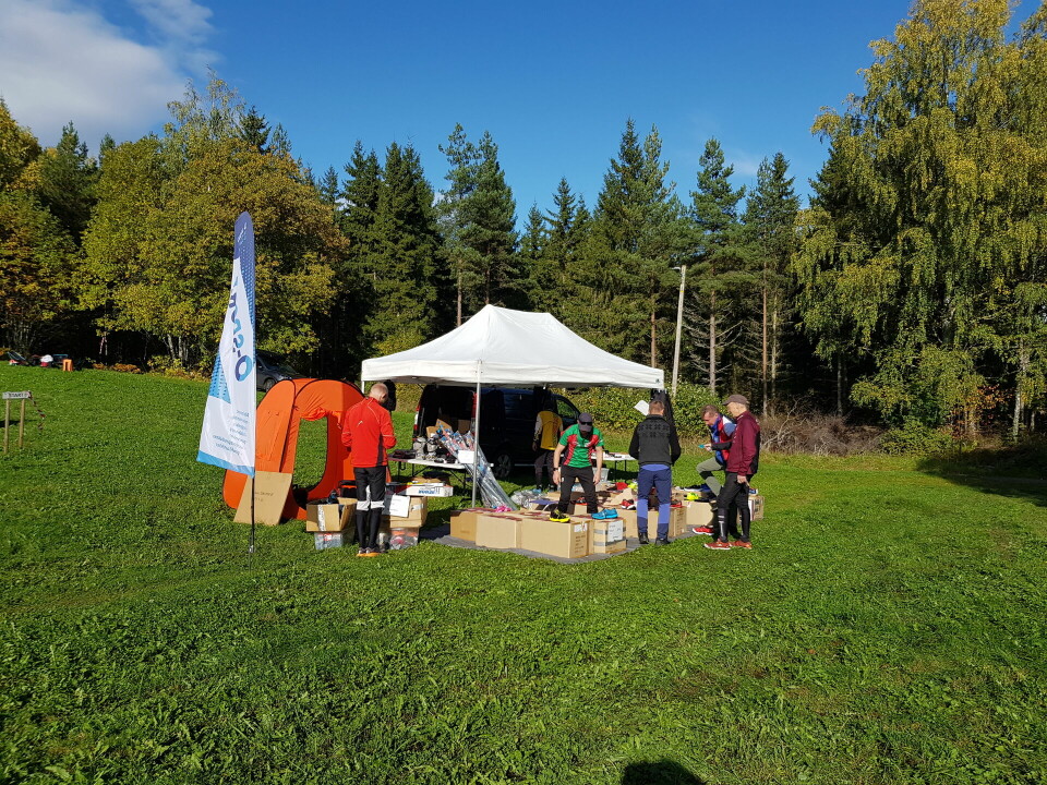 Mari Aarseth og Vegard Ølstad Dalberg de beste i Furugampen i Furuberget Her var det salg av o-utstyr ved O-sport.jpg