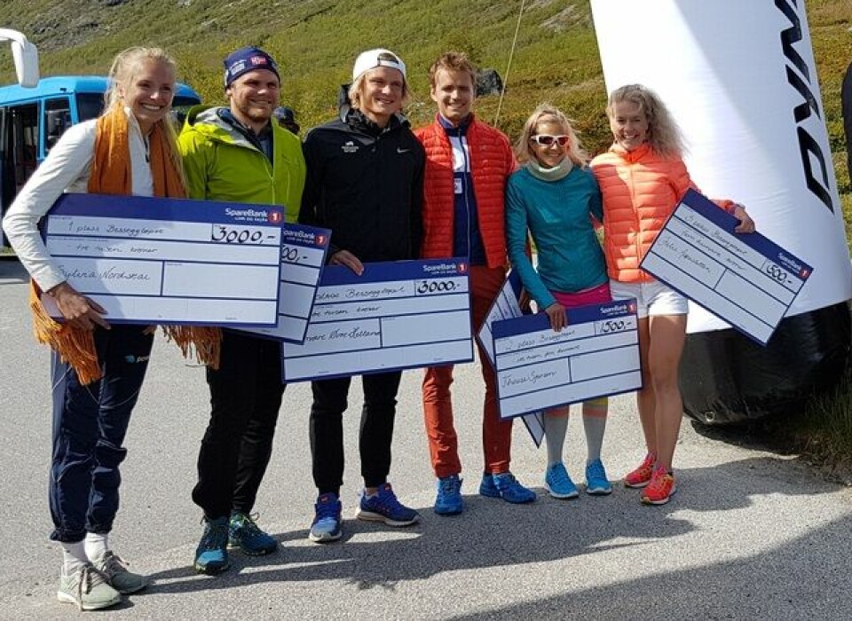 Seks smilende vinnere: Sylvia Nordskar (nr. 1), Thomas Fenne (nr. 3), Sondre Øvre-Helland (nr. 1), Fredrik Eliasson (nr. 2), Therese Sjursen (nr. 2) og Julie Aspesletten (nr. 3). (Foto Gerard Cornelissen) Seks smilende vinnere: Sylvia Nordskar (nr 1), Thomas Fenne (nr 3), Sondre Øvre-Helland (nr 1), Fredrik Eliasson (nr 2), Therese Sjursen (nr 2) og Julie Aspesletten (nr 3). Foto Gerard Cornelissen
