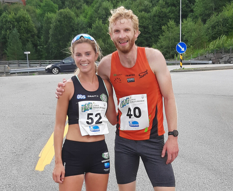 Først i mål: Kristine Lande Dommersnes var raskest av alle mens Nils Haktor Bua ble nr. 2 over målstreken og vant herreklassen. (Foto: Olav Samland) Ingress