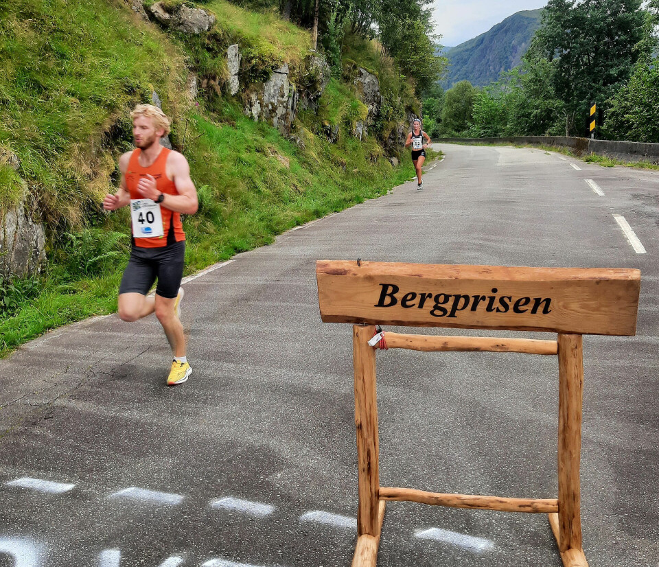 Kristine Lande Dommersnes løp fra alt og alle i Langs Åkrafjorden Passering_Bergprisen_Nils_Haktor_Bua_foran_Kristine_Lande_Dommersnes_7.jpg
