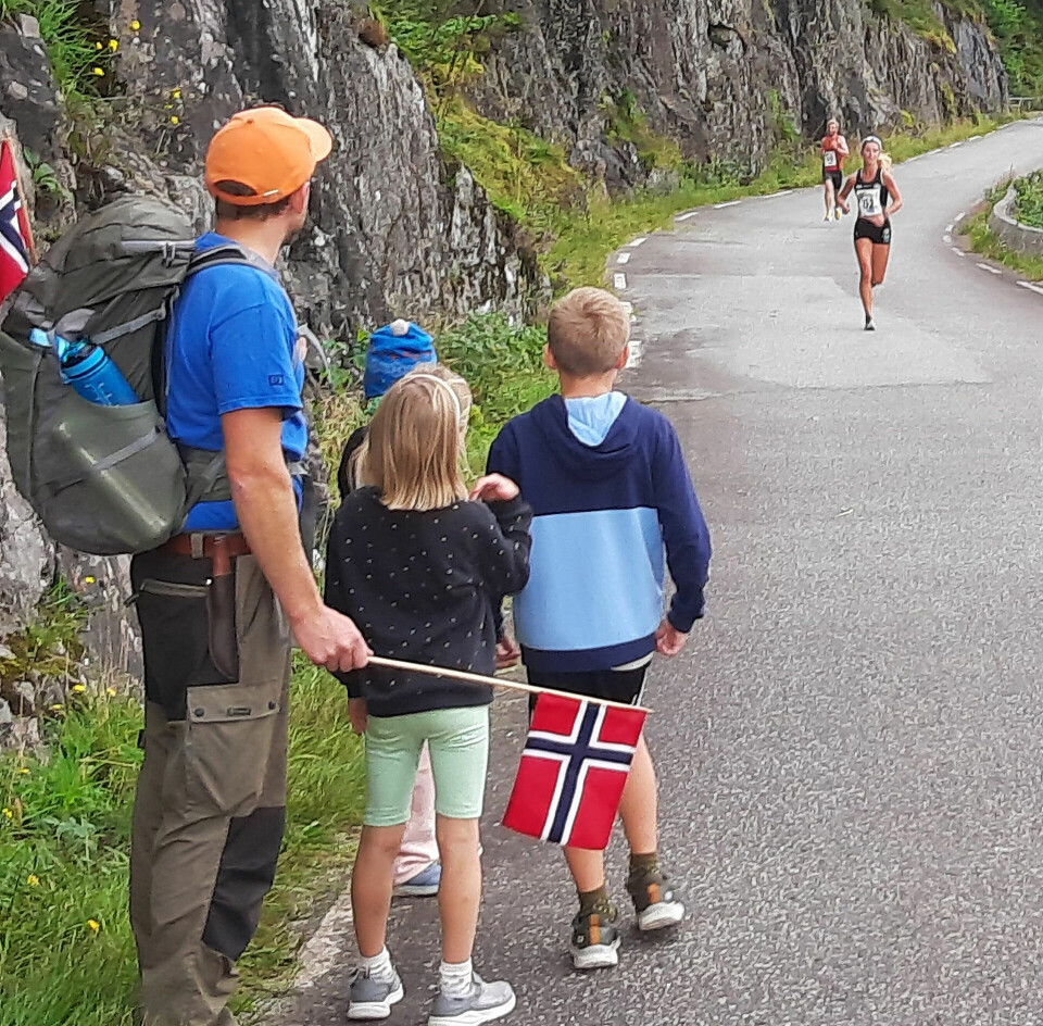 Kristine Lande Dommersnes løp fra alt og alle i Langs Åkrafjorden Dommersnes_foran_Bua_litt_seinere_14.jpg