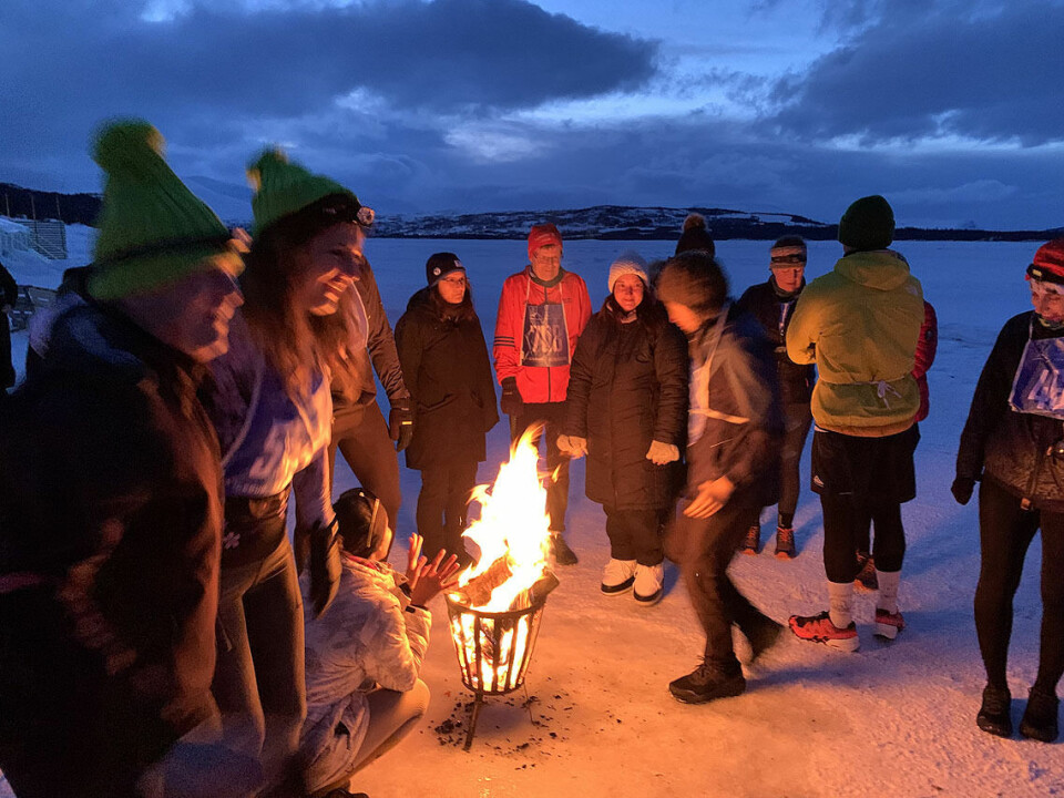 Frozen Lake Marathon: det mest internasjonale løpet i Norge? Godt å varme seg før kveldsløpet.jpg