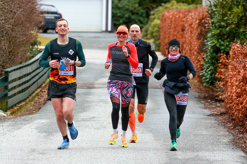 Fra Bergen Ultra i 2023: Ramn Erstad, Annette Velde Sande og Ingrid Lid har godt humør på sin 100 kilometer lange løpetur. Steffen Mjøs får drahjelp. (Foto: Arne Dag Myking) Annette Velde Sande