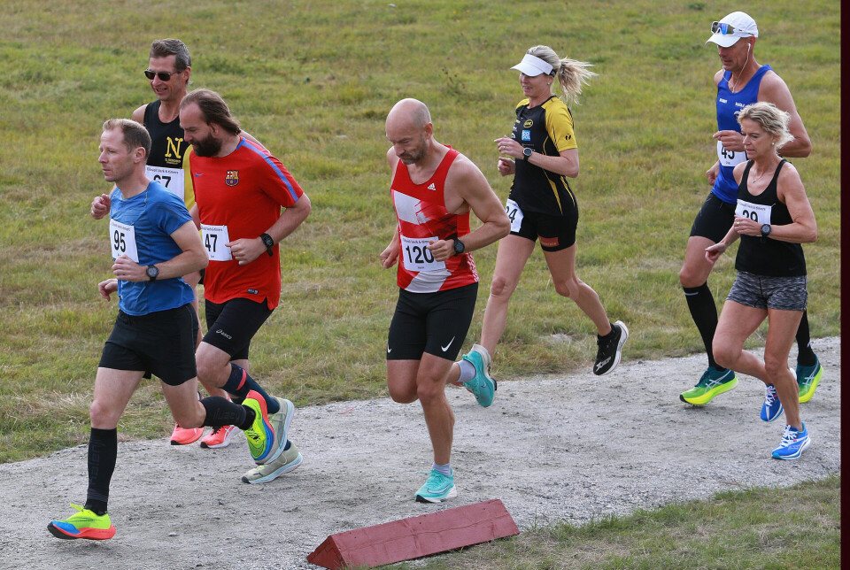 Eidsvoll Verk 6-timers i gang med Simen Holvik og Kirsti Skåtøy i tet Start_tet_etter_50m_AZ3T4054.jpg