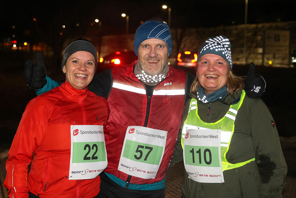 Eva Kine Ruud og Mette Birkeland har begynt det nye året med å melde seg på hele sesongen av Åsane løpskarusell, for første gang. Idar Birkeland er mer garvet når det gjelder løping, men han har en del av ansvaret for at de to damene meldte seg på. (Alle foto: Arne Dag Myking) Eva Kine Ruud og Mette Birkeland har begynt det nye året med å melde seg på hele sesongen av Åsane løpskarusell, for første gang. Idar Birkeland er mer garvet når det gjelder løping, men han har en del av ansvaret for at de to damene meldte seg på. (Alle foto: Arne Dag Myking)