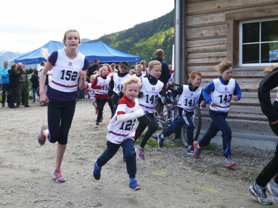 Løp 246 runder rundt fjøset før målgang i Telebonden Fjosmarathon Barneløp.jpg