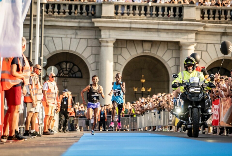 Ebba Tulu Chala (til venstre) vinner Stockholm Halvmarathon 2024 foran Oscar Niyonzima. (Foto fra løpets facebookside) Ebba Tulu Chala (til venstre) vinner Stockholm Halvmarathon 2024 foran Oscar Niyonzima. (Foto fra løpets facebookside)