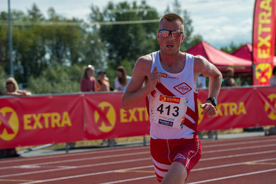 Sondre Nordstad Moen løp sitt eget løp fra start til mål da han tok NM-gull på 10 000 meter. (Foto: Samuel Hafsahl) Sondre Nordstad Moen løp sitt eget løp fra start til mål da han tok NM-gull på 10 000 meter. (Foto: Samuel Hafsahl)
