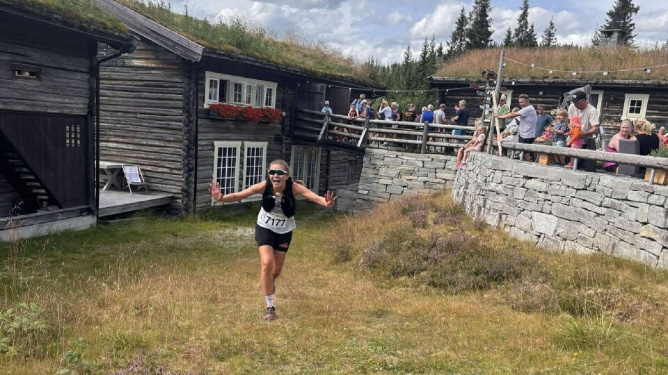 Tonje Øvrevoll begeistret mot mål i Stuttlaupet på Kvitfjell lørdag. (Foto: arrangøren) Tonje Øvrevoll mot mål i Stuttlaupet var en av mange begeistrede løperne på Kvitfjell i helga. (foto: arrangøren)