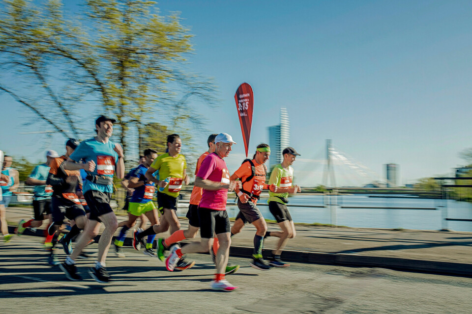 Riga Marathon - testen foran det første VM i gateløp 30. sept. og 1. oktober Fartsholder3-15_bro_i_bakgrunnen.jpg