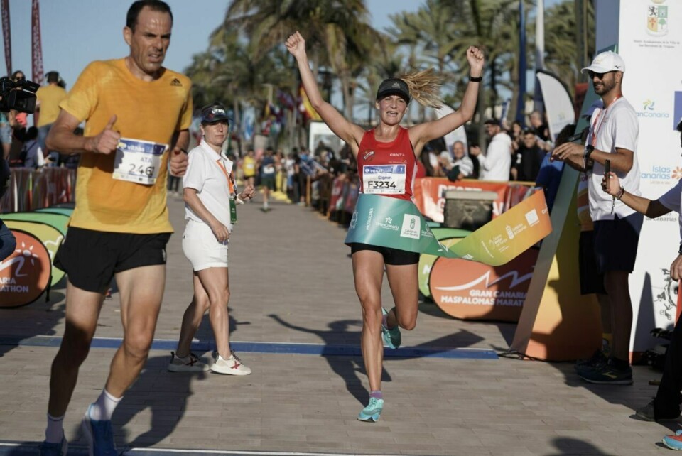 Sigrun Gjølberg tok klar seier og satte pers på 10 kilometeren søndag formiddag. (Foto: Gran Canaria Maspalomas Marathon) Sigrun Gjølberg tok klar seier og satte pers på 10 kilometeren søndag formiddag. (Foto: Gran Canaria Maspalomas Marathon)