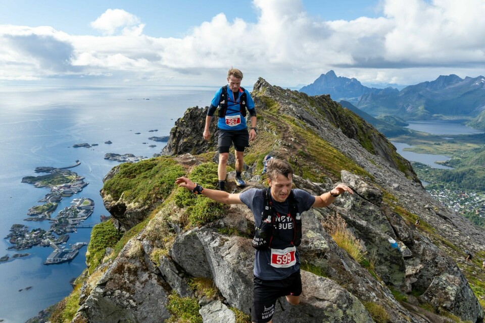 Det var fantastiske kulisser som møtte deltagerne i Lofoten High5.På bildet ser vi Anders Løvik og Svein Arne Fosseng, to av 167 løpere som fullførte løpet. (Foto: Kuba Gurdak) Det var fantastiske kulisser som møtte deltagerne i Lofoten High5.På bildet ser vi Anders Løvik og Svein Arne Fosseng, to av 167 løpere som fullførte løpet. (Foto: Kuba Gurdak)