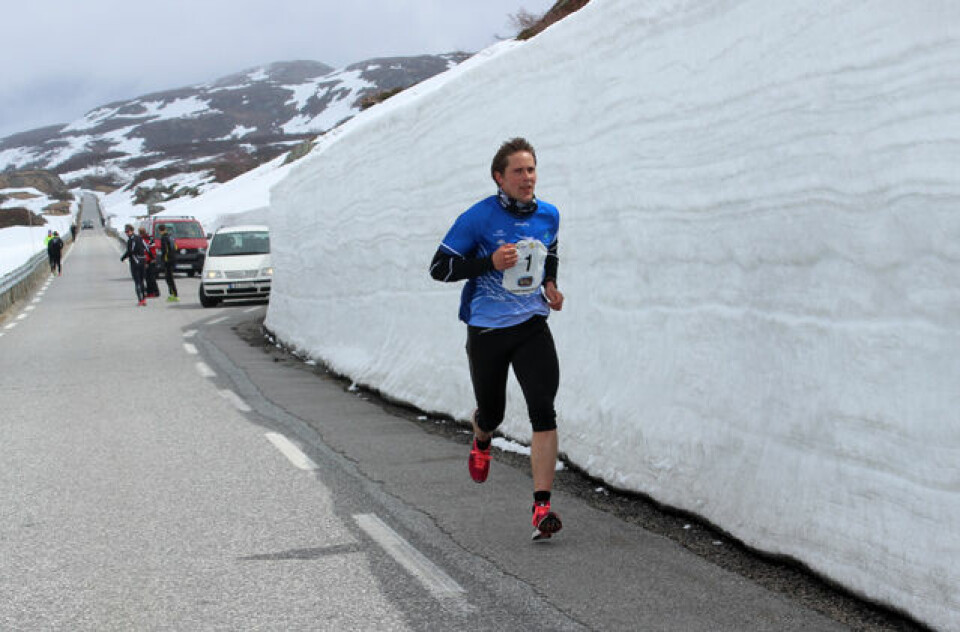 Maratonvinner Bjøro Nevland i hvite omgivelser i lørdagens Suleskar Maraton (Arrangørfoto). Maratonvinner Bjøro Nevland i hvite omgivelser i lørdagens Suleskar Maraton (Arrangørfoto).