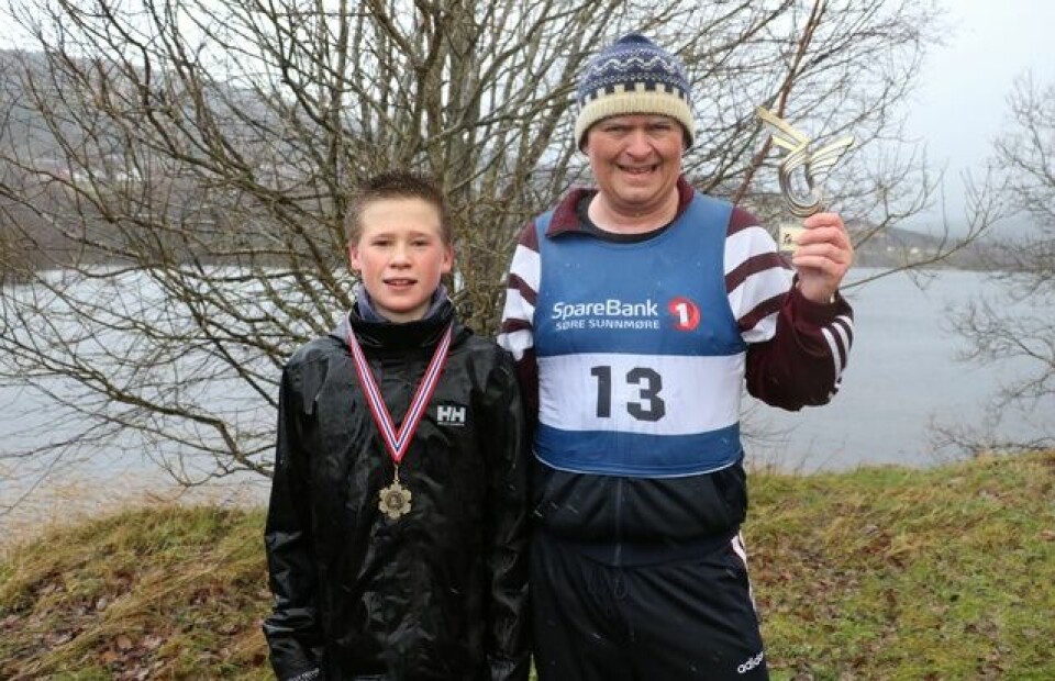 Are Uran vant stormfullt Rotevatnet rundt 04_pokal_og_medalje.jpg