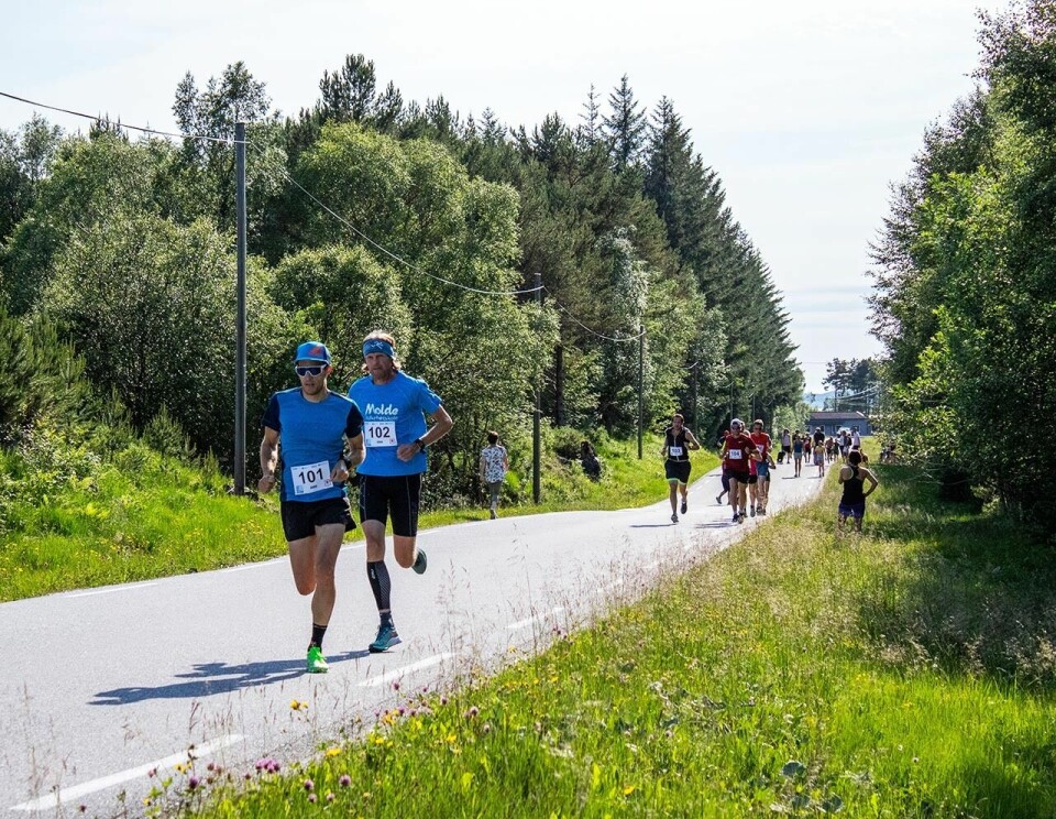 Romsdal 5/10/halv slo godt an i sommarvarmen Halvmaratonfeltet_Run_Hustadvika.jpg