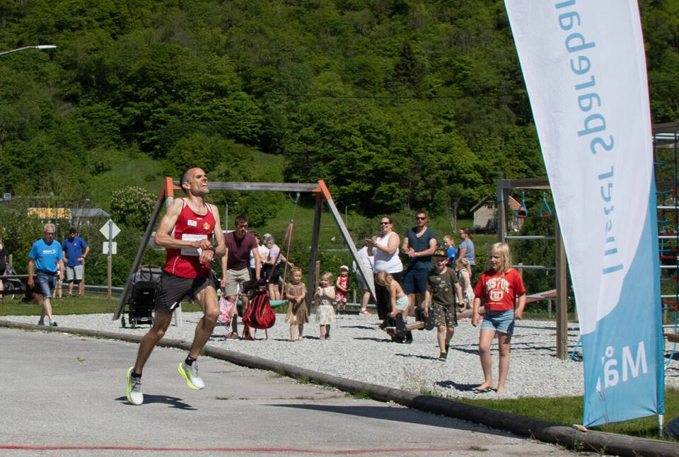 Rune Opem i godt driv på vei mot mål og fantomtiden 30.38 i den 10 km lange løypa i Lustraløpet. (Foto: Luster Idrettslag) Rune Opem i godt driv på vei mot mål og fantomtiden 30.38 i den 10 km lange løypa i Lustraløpet. (Foto: Luster Idrettslag)