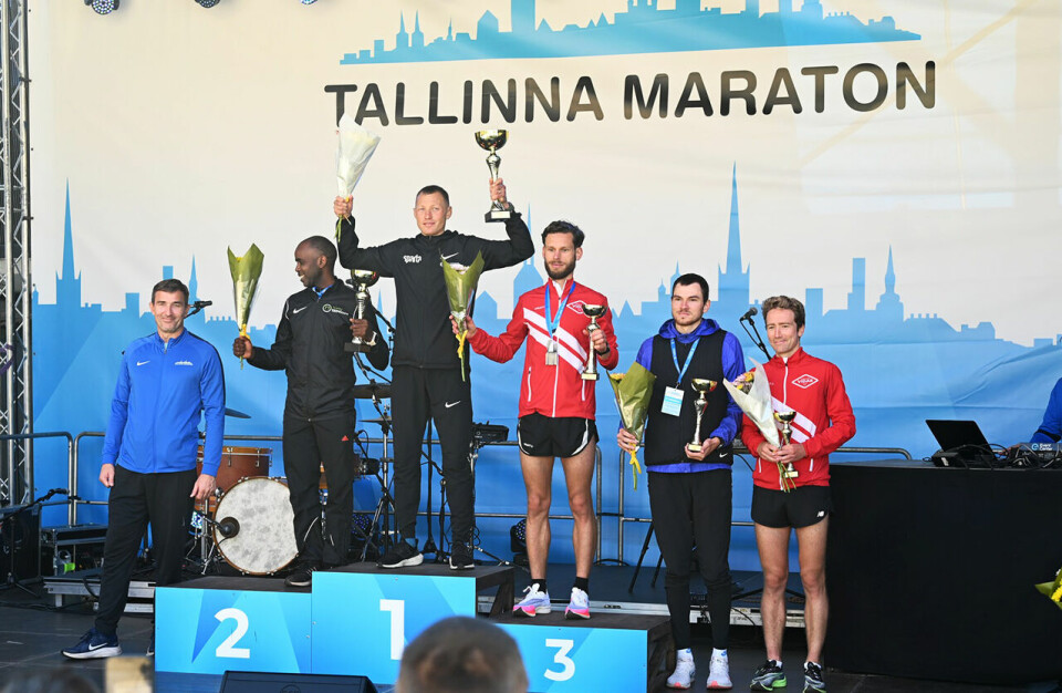 Som tredje- og femtemann fikk både Magnus Sirnes Hjellum og Erlend Gjerdevik Sørtveit seg en tur opp på podiet etter halvmaratonløpet i Tallinn. (Foto: Fredrik Fyksen) Som tredje- og femtemann fikk både Magnus Sirnes Hjellum og Erlend Gjerdevik Sørtveit seg en tur opp på podiet etter halvmaratonløpet i Tallinn. (Foto: Fredrik Fyksen)