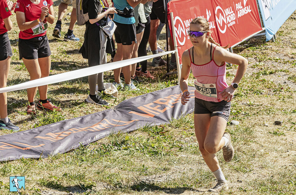 I ungdoms-VM i Skryrunning tok Ingeborg Synstnes Hole først gull på vertikalen og så sølv på det lengre opp-og-ned-løpet. (Foto: Youth Skyrunning World Champs) I ungdoms-VM i Skryrunning tok Ingeborg Synstnes Hole først gull på vertikalen og så sølv på det lengre opp-og-ned-løpet. (Foto: Youth Skyrunning World Champs)