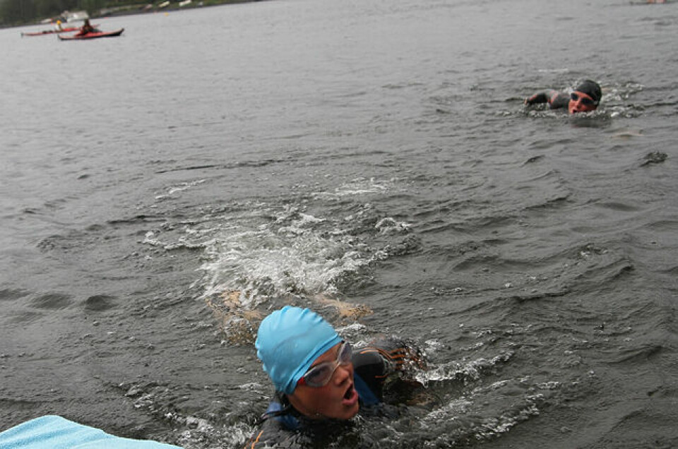Historisk Gå-jogg-triathlon på Jessnes Petter_Ellingsboe_vender_svoemming.jpg