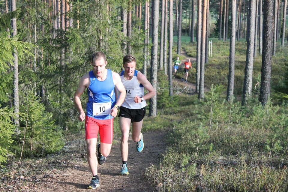 Duellantene Henrik Nilsson (10) og Christoffer Enderud Hansen (14) med en luke til resten av feltet ca. 500 m før mål. (Foto: Per Inge Vaaje) Duellantene Henrik Nilsson (10) og Christoffer Enderud Hansen (14) med en luke til resten av feltet ca. 500 m før mål. (Foto: Per Inge Vaaje)