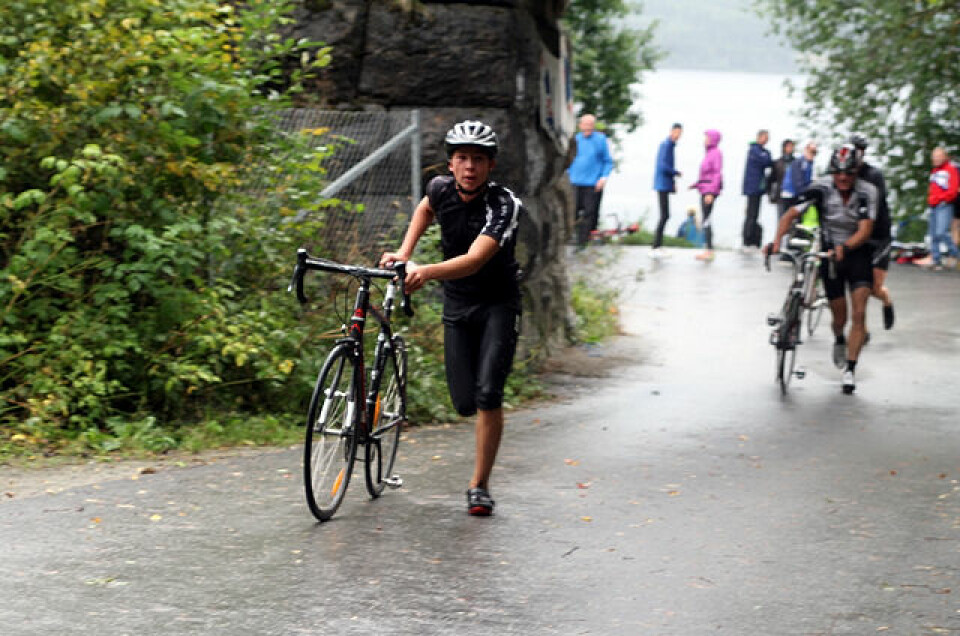 Historisk Gå-jogg-triathlon på Jessnes Mathias_Lai_ut_sykkel.jpg