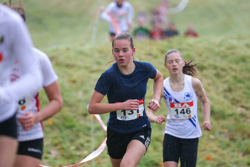 Ingeborg Synstnes Hole vann ungdoms-VM i Skyrunning og gled seg til skisesongen Ingeborg Synstnes Hole ble nummer 5 totalt i feltet med eldre jenter og juniorer. Hun vant klart i Jenter 15 år.