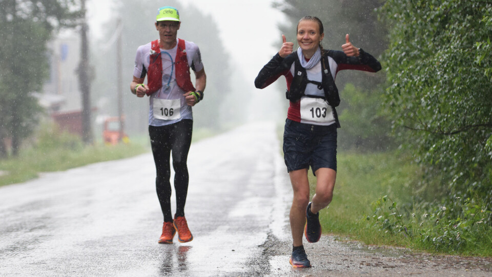 De aller første i regnet fra start og også i mål mål etter en drøy fjellmaraton i Alvdal: Andreas Skogen fra Høvik og Synnøve Volden fra Os. De aller første i regnet fra start og også i mål mål etter en drøy fjellmaraton i Alvdal: Andreas Skogen fra Høvik og Synnøve Volden fra Os.