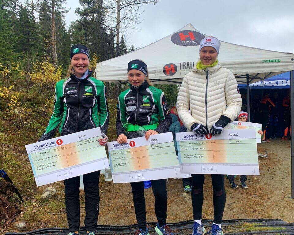 De tre beste i kvinneklassen med Marte Mikkelsplass på topp. (Arrangørfoto) De tre beste i kvinneklassen med Marte Mikkelsplass på topp. (Arrangørfoto)