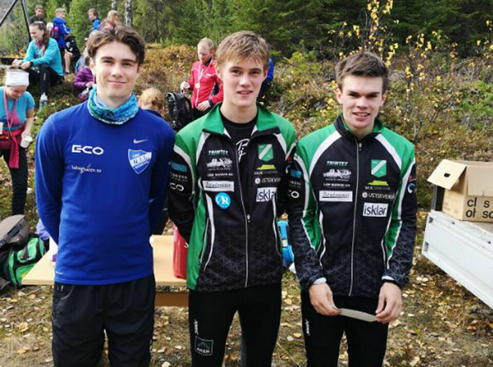 Dobbel Mikkelsplass i Bringenatten Opp Pallen i herreklassen: 1. Kristen Mikkelsplass (midten), 2. Bjørnar Stensrud Tyribakken (til høyre) og 3. Sondre Juven (til venstre). (Alle foto: arrangøren)