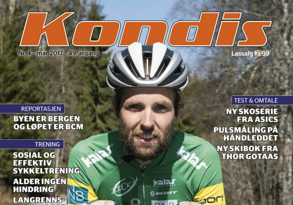 Sindre Buraas har satt seg på sykkelen og tatt på seg hjelmen. (Foto: Bjørn Johannessen) Sindre Buraas har satt seg på sykkelen og tatt på seg hjelmen. (Foto: Bjørn Johannessen)
