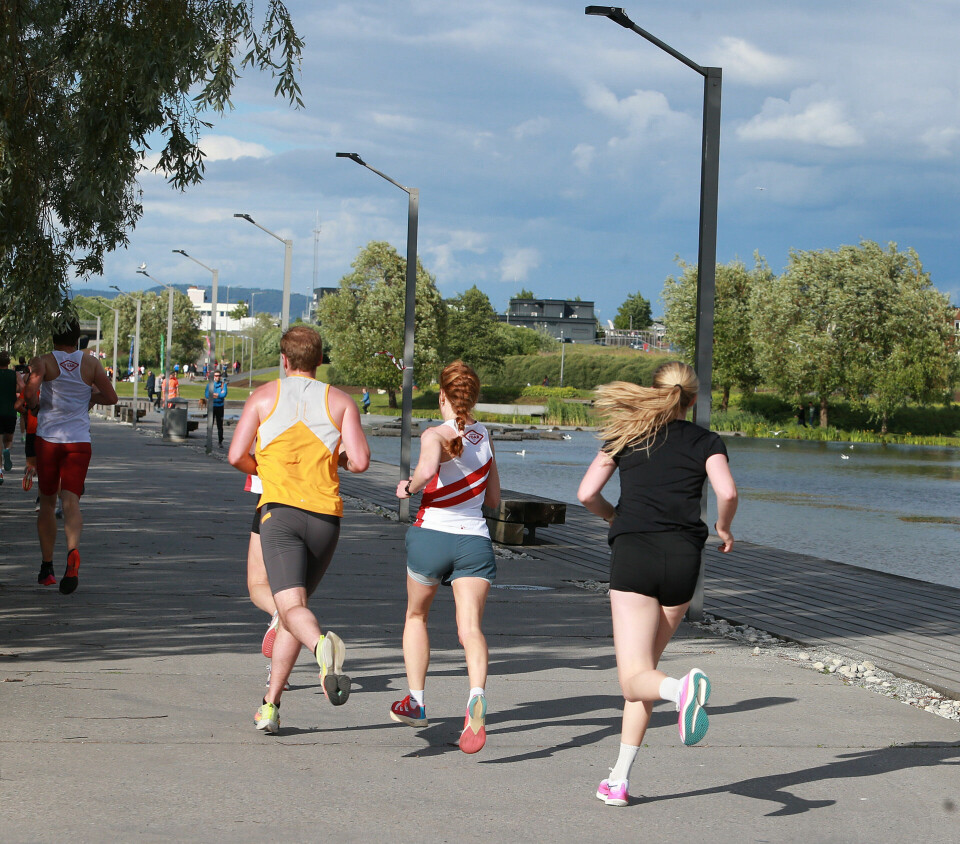 God deltakelse under vindfullt Fornebuløp 5km_bakfra_Nansenparken_AZ3T9086.jpg