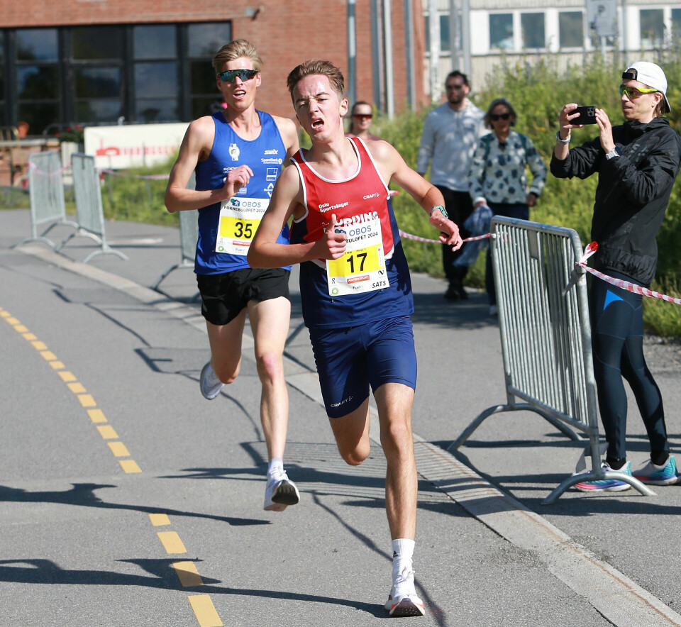 God deltakelse under vindfullt Fornebuløp 3km_nr1og2_300m_foer_maal_AZ3T7951.jpg