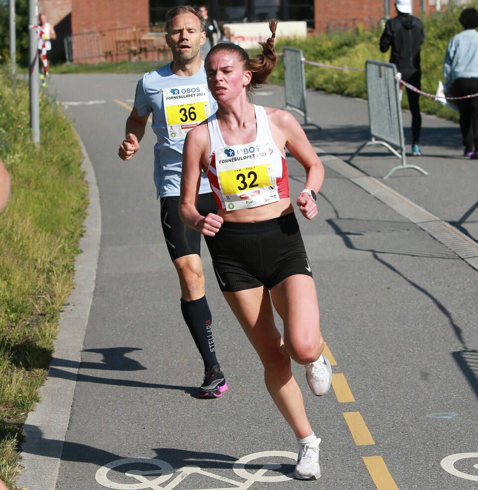 God deltakelse under vindfullt Fornebuløp 3km_vbinner_damer_300m_igjen_AZ3T8054.jpg