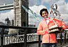Tigist Tufa med pokalen etter seieren i London Marathon i 2015, hennes største seier i karrieren.