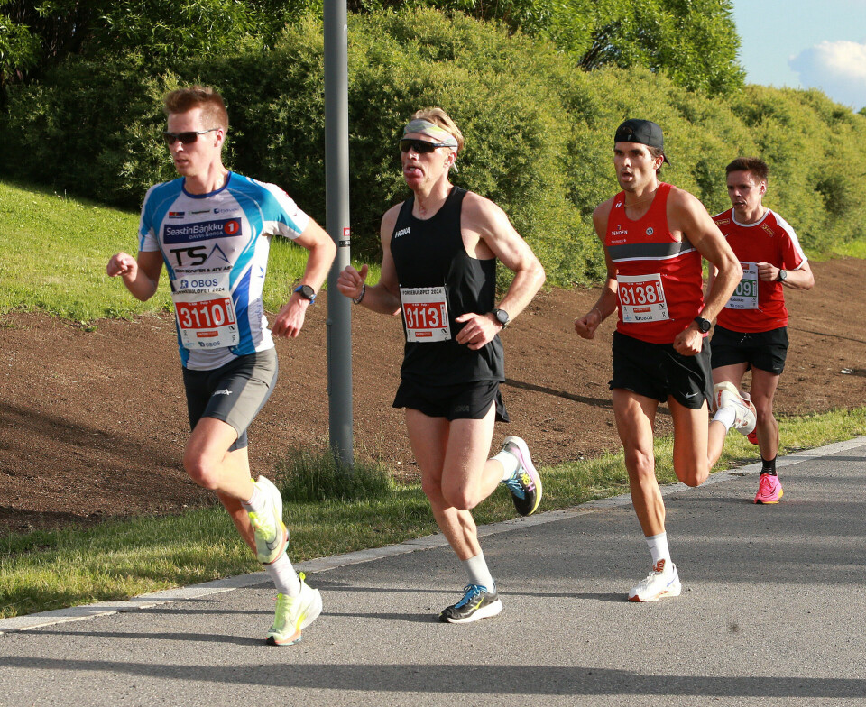 God deltakelse under vindfullt Fornebuløp 10km-4_i_tet_etter_9km_AZ3T9966.jpg