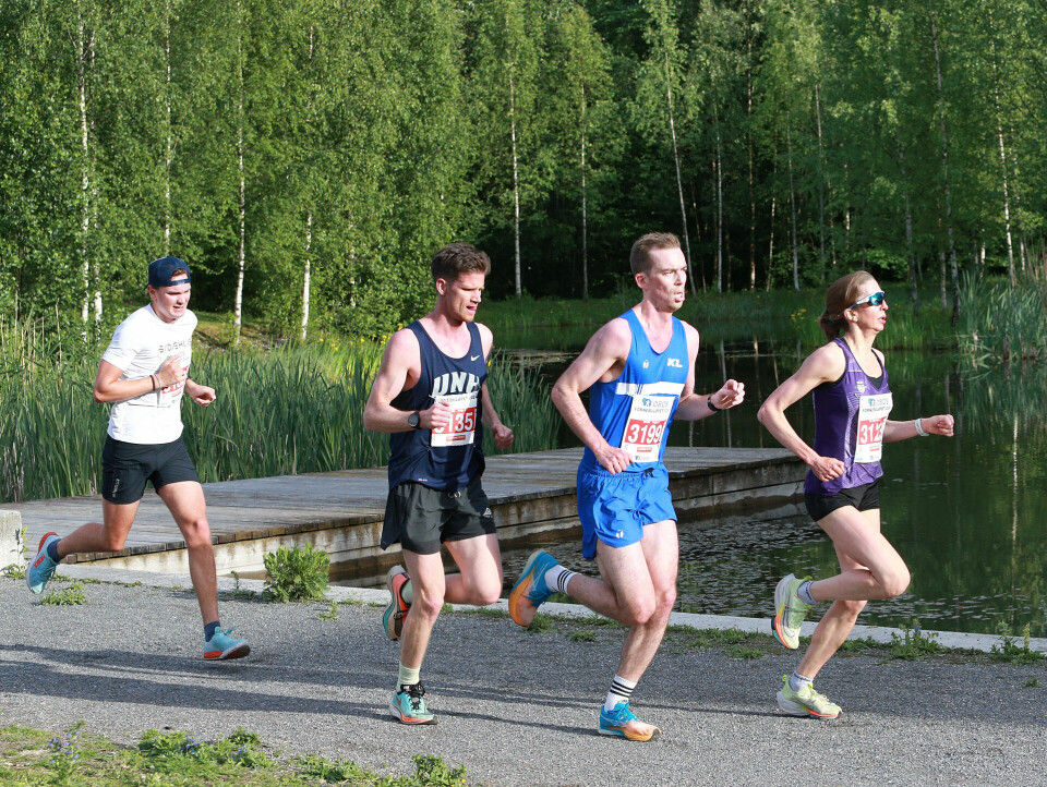 God deltakelse under vindfullt Fornebuløp Annie_Bersagel_etter_4-4km_med_menn_AZ3T9535.jpg