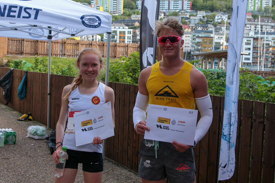 Adele Henriksen og Sondre Øvre-Helland med premien som bekrefter at de var de beste i 10-km-løypen, og det med god margin. (Foto: Arne Dag Myking) Adele Henriksen og Sondre Øvre-Helland med premien som bekrefter at de var de beste i 10-km-løypen, og det med god margin. (Foto: Arne Dag Myking)