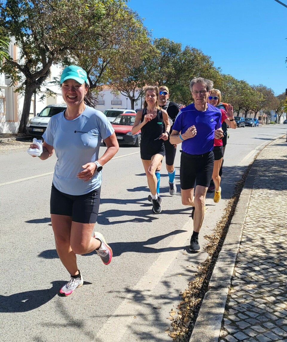 3000 kroner å spare for de 15 første som melder seg på Kondis sine løpeuker i Portugal i oktober Løpetrener Sol Hagen i tet under en terskeløkt på Kondistur til Portugal med Springtime i mars 2023