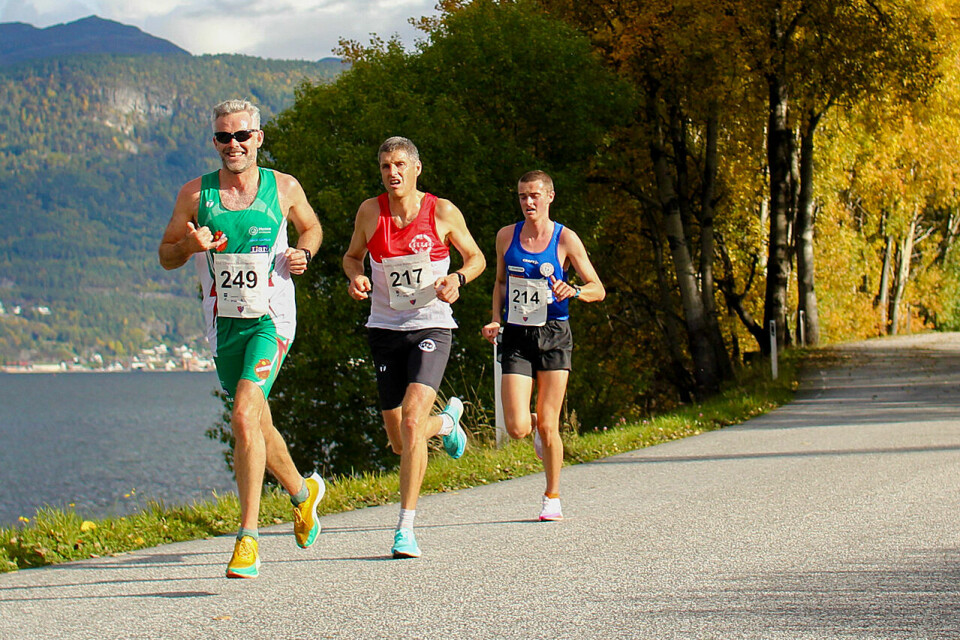Halvmaraton i vakre haustfargar: 249 Lars Ole Hageslaø, Kyrkjsæterøra 217 Andre Haugsbø, Gaular, og 214 Tobias Fuglestrand, Gloppen FIL (foto: Vidar Nyhammer) Halvmaraton i vakre haustfargar: 249 Lars Ole Hageslaø, Kyrkjsæterøra 217 Andre Haugsbø, Gaular, og 214 Tobias Fuglestrand, Gloppen FIL (foto: Vidar Nyhammer)