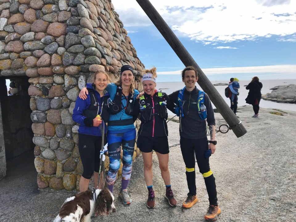 Henriette Brynthe, Liss Vallestrand, Therese Falk og Magnus Thorud er framme ved vippefyret på Verdens ende etter nesten 25 timer. Henriette Brynthe, Liss Vallestrand, Therese Falk og Magnus Thorud er framme ved vippefyret på Verdens ende etter nesten 25 timer.