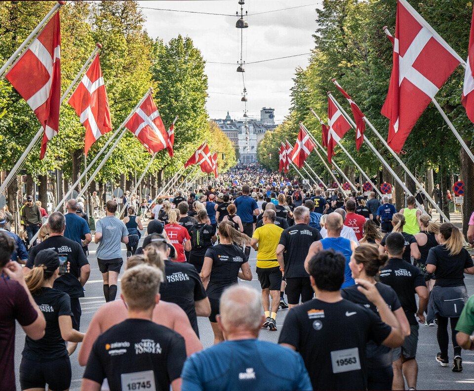 Flaggborg: Flaggene i Fredriksberg Allè står ved 9 km-merket og i enden av gaten passerer løperne 10 km. (Foto: arrangøren) Flaggborg: Flaggene i Fredriksberg Allè står ved 9 km-merket og i enden av gaten passerer løperne 10 km. (Foto: arrangøren)