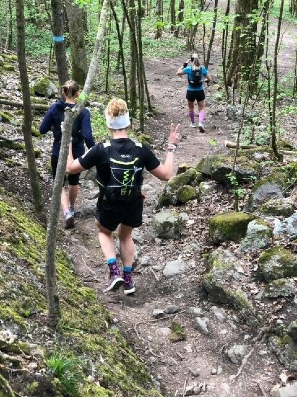 Magnus var heldig, fikk med tre sterke ultraløpere på 16 mil treningstur til Verdens Ende Jenter_i_utforbakken (480x640).jpg