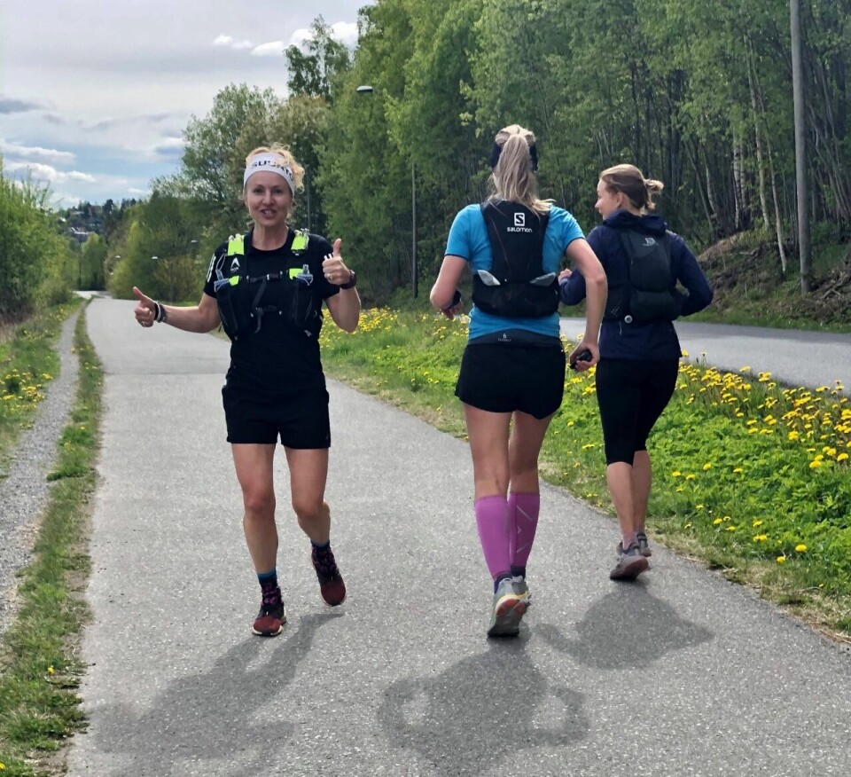 Magnus var heldig, fikk med tre sterke ultraløpere på 16 mil treningstur til Verdens Ende Tommel_opp_gangvei_siste_mila (1280x1167).jpg