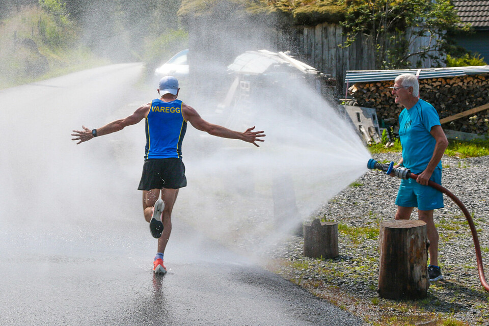 Tage Morken Augustson får en avkjølende dusj med vann fra Jølstravatnet, på vei mot mål og seier på halvmaraton. (Foto: Arne Dag Myking) Tage Morken Augustson får en avkjølende dusj med vann fra Jølstravatnet, på vei mot mål og seier på halvmaraton. (Foto: Arne Dag Myking)
