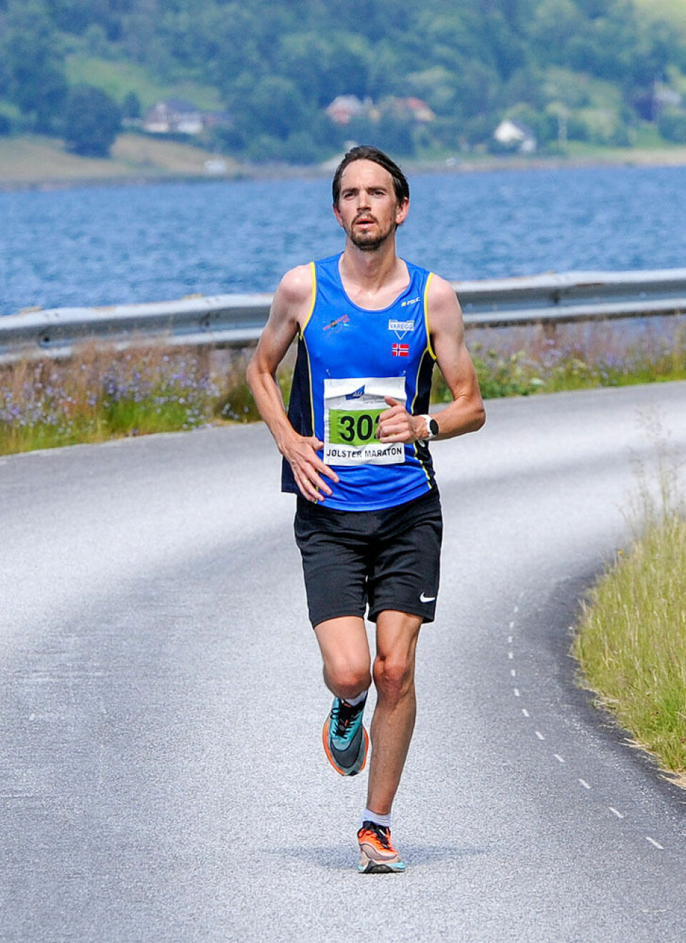 Tage Morken Augustson tok halvmaratonseieren i varme Jølster Maraton _DSC1245.jpg