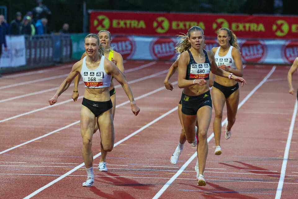 Blanda suksess for de norske som deltok i Folksam Grand Prix i Karlstad Malin Holesveen (480) holder unna for en hardt spurtende Malin Nyfors. (Foto: Arne Dag Myking)